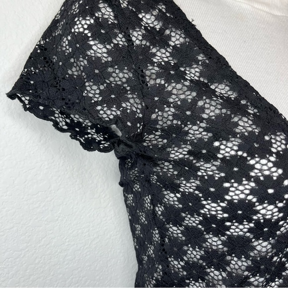 Forever 21 | Black Floral Lace Crop Top with a Scalloped Hem | Small - Picture 4 of 6